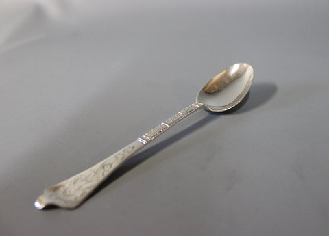 Dinner spoon in Antique rococo, silver plate.
5000m2 showroom.
