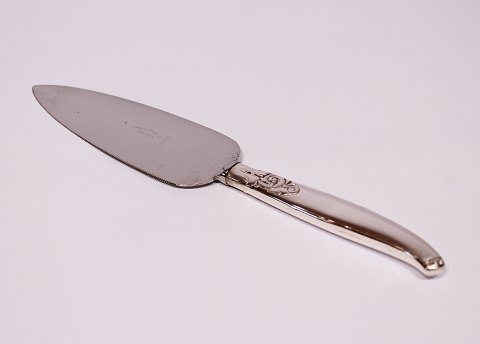 Wide cake knife in other pattern and in 830 silver.
5000m2 showroom.