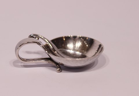 Set of salt jar and salt spoon, no.: 110, in 925 sterling silver by Georg 
Jensen.
5000m2 showroom.
