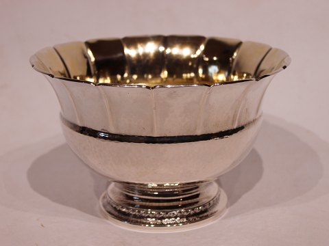 Bowl on feet of hallmarked silver and simply decorated.
5000m2 showroom.
