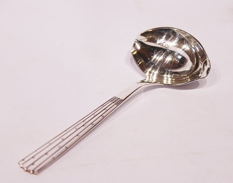 Saucer in Champagne, hallmarked silver.
5000m2 showroom.
