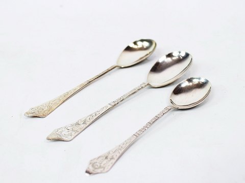 Different compote spoons in Antique Rococo, hallmarked silver.
5000m2 showroom.
