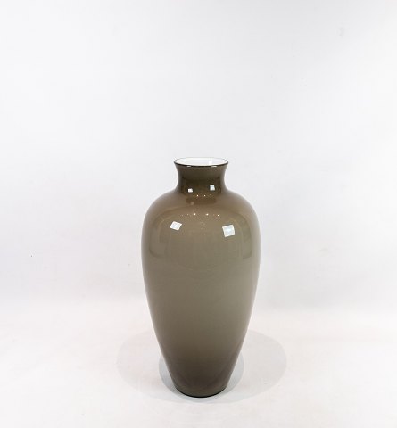 Floor vase of brown glass and of white opaline glass on the inside by 
Holmegaard.
5000m2 showroom.