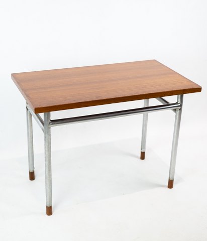Coffee table in teak and legs in metal, designed by Hans J. Wegner and 
manufactured by Ry Furniture from the 1960s.
