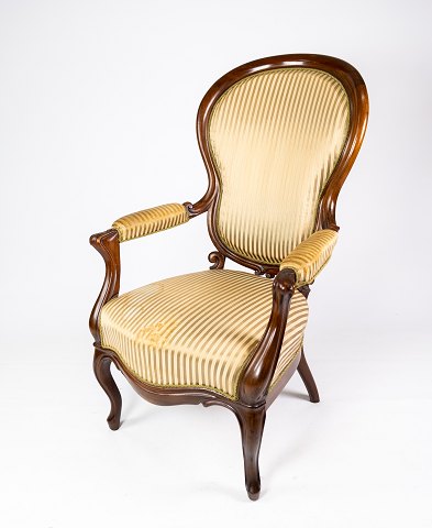 Antique rococo armchair of mahogany and upholstered with striped fabric from the 
1860s. 
5000m2 showroom.
