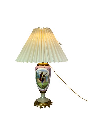 Table lamp of porcelain with motif and bronze from around the 1920s. 
Great condition
