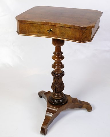 Antique Side Table/Sewing Table With Storage - Mahogany - On Column - Year 1890
Great condition
