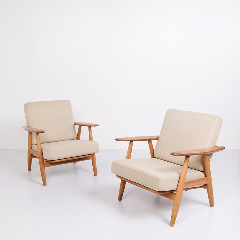 Et Par "Cigar" Lænestole - Model GE 240 - Egetræ & Lyst Stof - Hans J. Wegner - 
Getama - 1960erne
