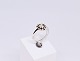 Ring af 14 kt. hvidguld dekoreret med 13 diamanter af 1,08 ct.
Ringstr.59