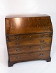 Secretary of oak  and handles of brass, from England around the year 1840.
5000m2 showroom.
