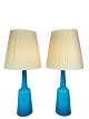 Et par bordlamper af blåt opal glas fremstillet af Kastrup Glasfabrik fra 
omkring 1950erne. 
5000m2 udstilling.
Flot stand
