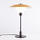 Poul Henningsen Tischlampe Modell PH 3½-2½ aus gelb lackiertem Metall mit Gestell aus brüniertem Messing, Louis Poulsen