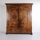 Großer Antiker Schweizer Barock Kleiderschrank aus Walnuss mit Gedrechselten Beinen 1760er Jahre